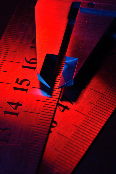 卡尺和金属尺在红色和蓝色照明。特写镜头。图片下载