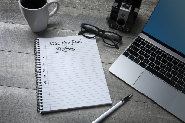 现代办公桌与咖啡2020目标笔记本相机和老花镜图片下载