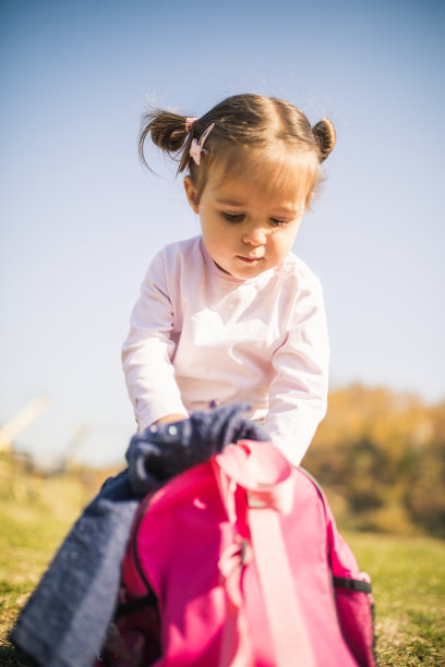 背着粉色背包的年轻女孩图片下载