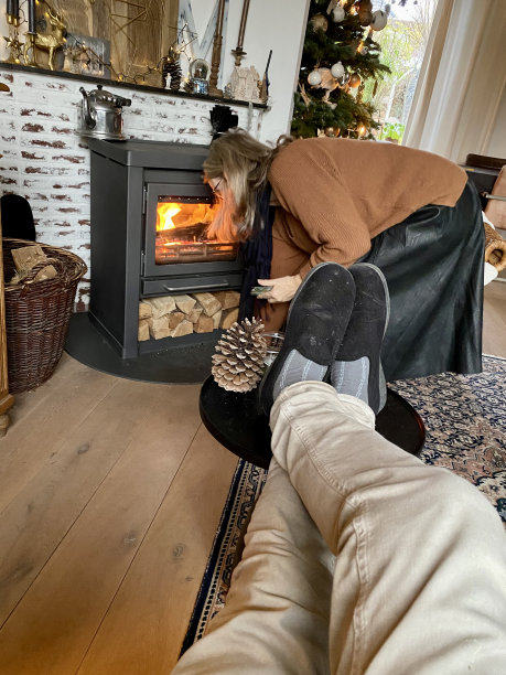 在柴火炉前放松图片下载