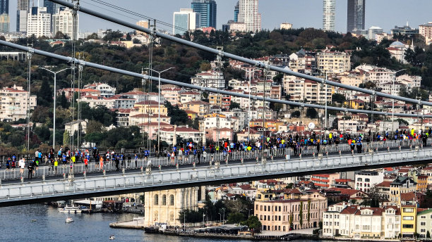 世界上唯一的洲际跑步马拉松鸟瞰图，城市马拉松，运动员跑步，城市中心跑步的人鸟瞰图，马拉松选手鸟瞰图，跑者，伊斯坦布尔跑者马拉松图片下载