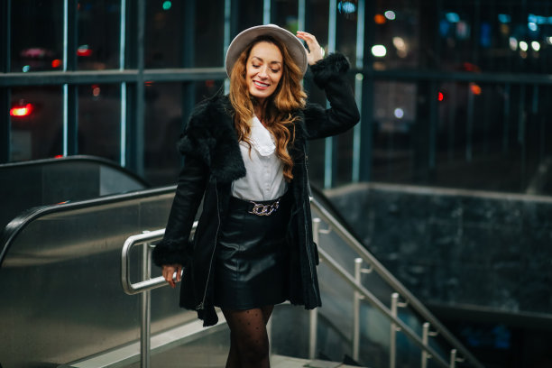 年轻女子在地下通道站摆姿势图片下载