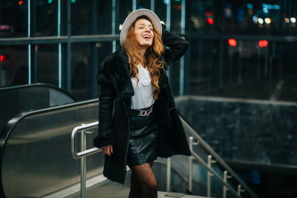 年轻女子在地下通道站摆姿势图片下载