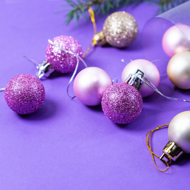 一张圣诞卡或新年贺卡，上面有可以写短信或抄写的地方。有松枝和圣诞球的圣诞树。一群图片下载