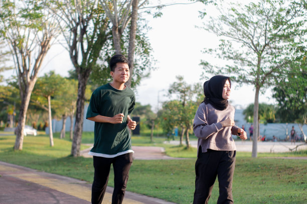 年轻夫妇在城市公园锻炼跑步图片下载