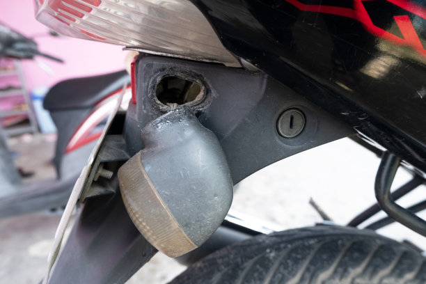 选择性聚焦在摩托车转向灯脏和事故损坏，软焦点图片下载