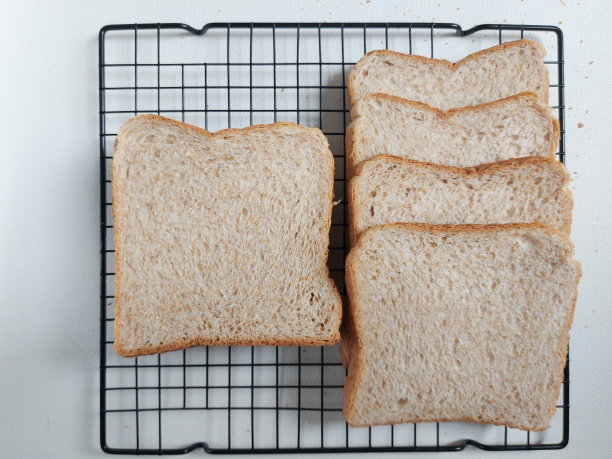 几片普通小麦面包图片下载