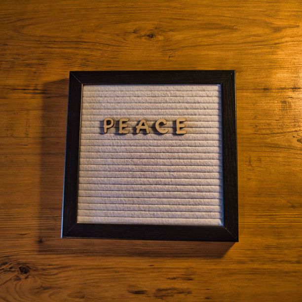 “和平”字写在木板上的黑白字母板上图片下载