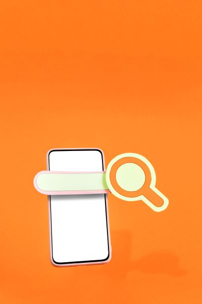 在橙色背景的智能手机上搜索互联网网络概念的信息数据图片下载