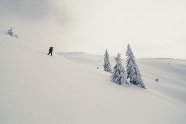 滑雪者正在下山的滑雪山风景照片图片下载