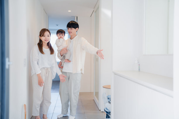 一个年轻的家庭邀请客人到家里做客图片下载