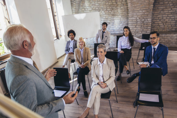 在商业研讨会上演讲的企业家正在给办公室的同事做关于商业的演讲。图片下载