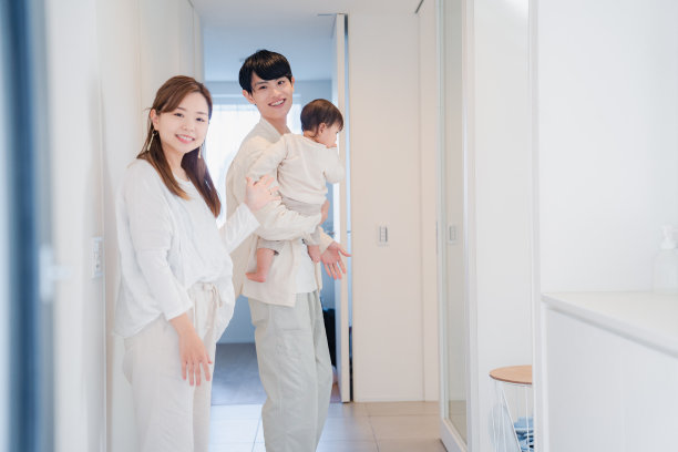 一个年轻的家庭邀请客人到家里做客图片下载