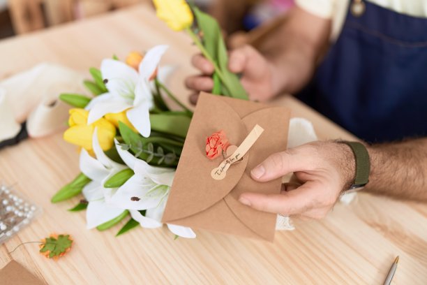 中年男子花店拿着信和花束在花店图片下载
