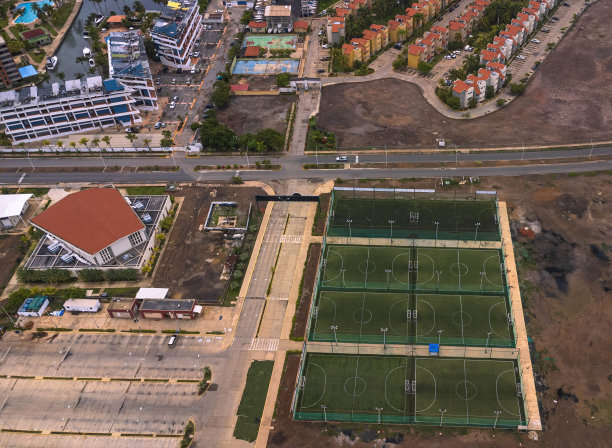 Lechería城市中心人造草足球场的俯拍照片。图片下载