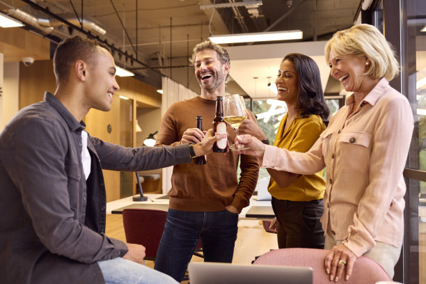 员工在办公室举行的非正式团队会议上喝酒庆祝图片下载