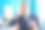 年轻的西班牙裔男子在办公室喝咖啡，用智能手机聊天图片下载