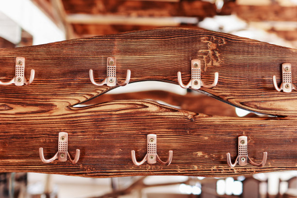 带金属钩的乡村木板。衣架金色钢钩棕色木制背景图片下载