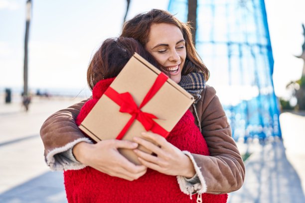 两个母亲和女儿在街上惊喜地拥抱在一起图片下载