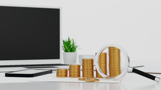 笔记本电脑和智能手机，工作台上有咖啡、金币和放大镜，3D渲染。图片下载