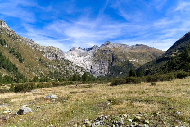 在一个阳光明媚的夏末，在瑞士瓦莱州的小村庄格莱奇，美丽的山景和徒步小径。图片下载