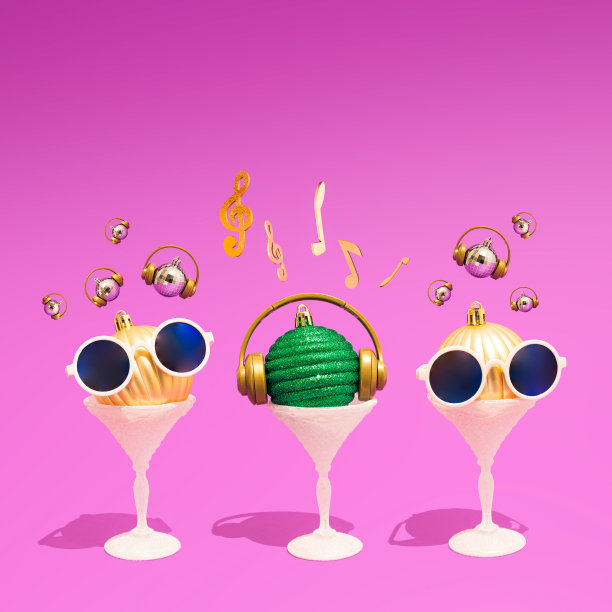 闪亮的迪斯科球和装饰物，耳机和太阳镜，紫色背景上的音符和小提琴键。圣诞概念，新年和寒假派对，音乐和幸福。良好氛围。图片下载