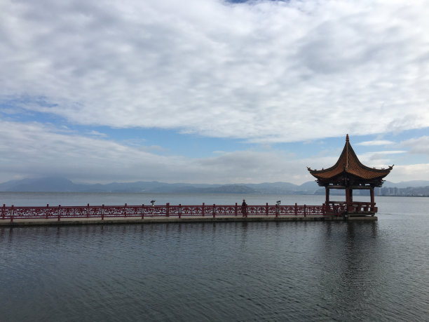 洱海亭子平静的水面图片下载