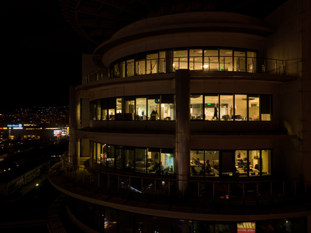 晚上的办公楼。鸟瞰图。图片下载