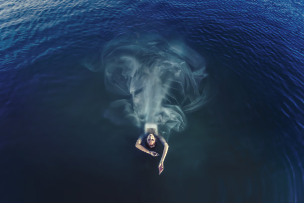 湖边的美女图片下载