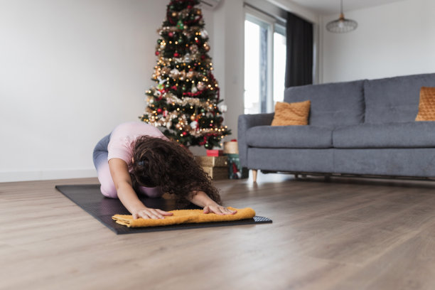 女性在做拉伸运动时使用毛巾图片下载