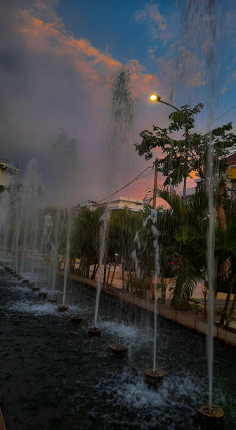 傍晚喷泉的景色图片下载