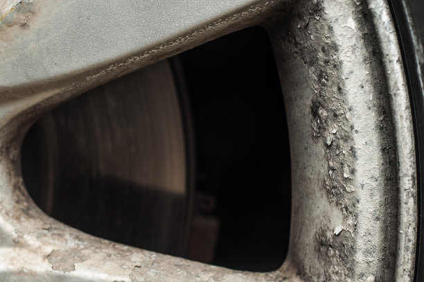 汽车轮辋腐蚀。从金属上剥落油漆。化学反应。磁盘恢复。长时间使用。图片下载