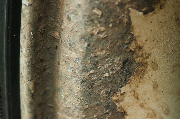 汽车轮辋腐蚀。从金属上剥落油漆。化学反应。磁盘恢复。长时间使用。图片下载