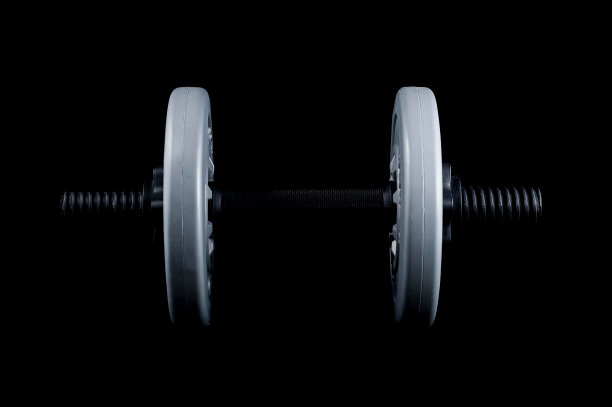 用哑铃为夏天的海滩季节做准备图片下载