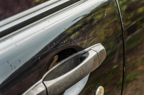 门把手下的指甲凹痕被划伤了图片下载