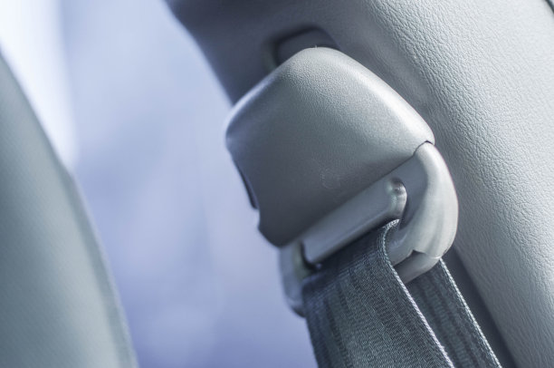 在高速公路上执行基本的行动来拯救生命图片下载