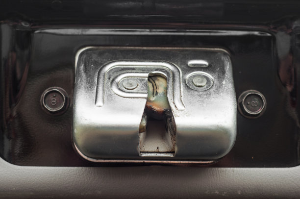 把汽车后挡板锁上。锁的润滑、调整和维护。图片下载