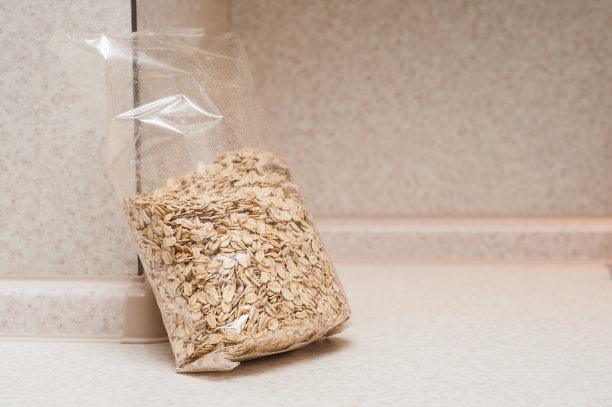 干燥的燕麦片装在包装袋里放在厨房的桌子上。图片下载