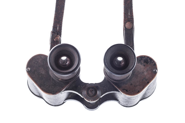 白色背景的老式双筒望远镜，隔离图片下载