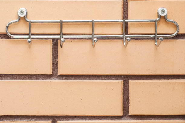 浴室砖墙上的镀铬毛巾架图片下载