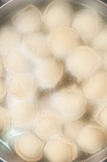 模糊的照片从蒸饺子的胃口就像口水从沸腾的半成品，一个温柔的照片与模糊的镜头图片下载