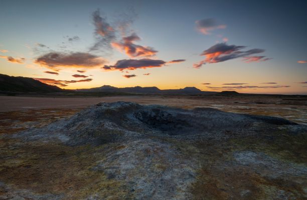 夏日夜晚，冰岛北部Hverir地热区的航拍照片图片下载