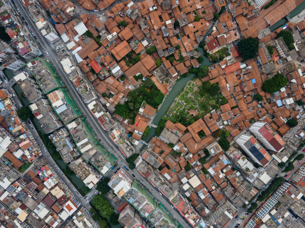 老红砖房子和道路的鸟瞰图图片下载