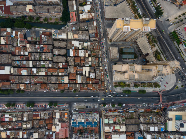 老城区的住宅建筑和道路鸟瞰图图片下载