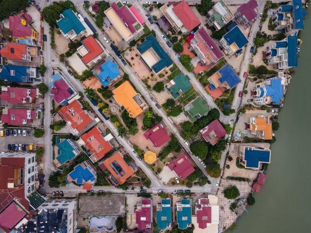 城市里五颜六色的房子鸟瞰图图片下载