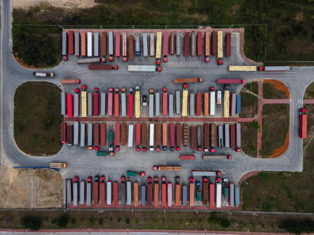 卡车停车场鸟瞰图图片下载