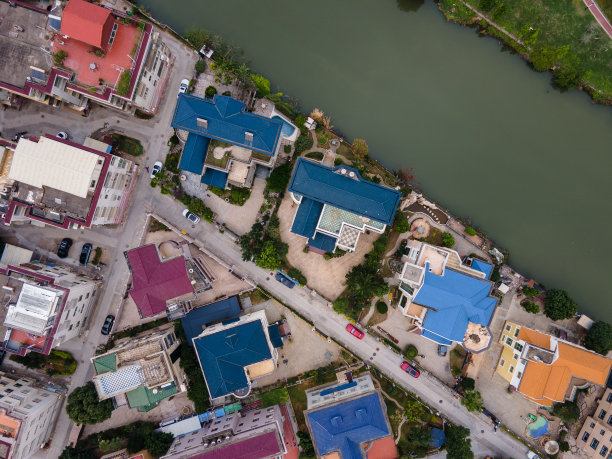 鸟瞰城市水边五颜六色的住宅楼屋顶图片下载