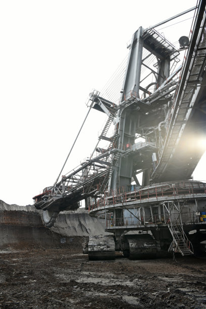 露天矿挖掘过程中的斗轮挖掘机。露天矿上的巨大挖掘机。图片下载