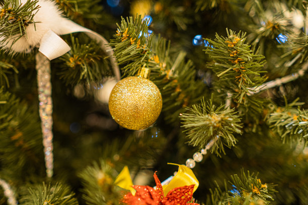 圣诞树和圣诞玩具。为新年做准备图片下载