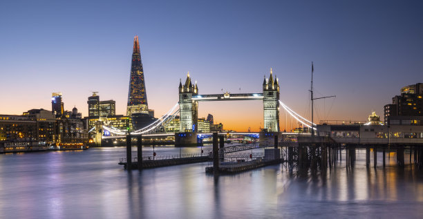 日落时分的塔桥和伦敦城市天际线，英国图片下载